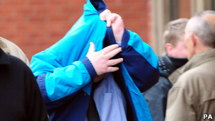 Inggris-Liam Ferrar menutup wajahnya di luar gedung pengadilan Leicester, Ingrgis-jpeg.image