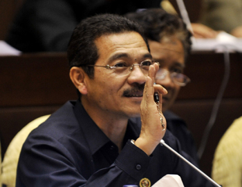 Mendagri Gamawan Fauzi, memberikan pemaparan saat rapat kerja dengan Komisi II DPR, di Kompleks Parlemen, Senayan, Jakarta, Senin (27/9)