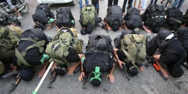 Mesir-Palestina-Pejuang Hamas bersujud syukur di jalanan Kota Gaza, Palestina setelah mendengar kabar kemenangan Mursi sebagai Presiden Mesir, Ahad (24-6-2012)-Reuters-jpeg.image