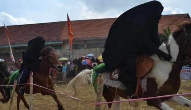 Cadar dan Jubah tak Halangi Para Santri Perempuan Ini