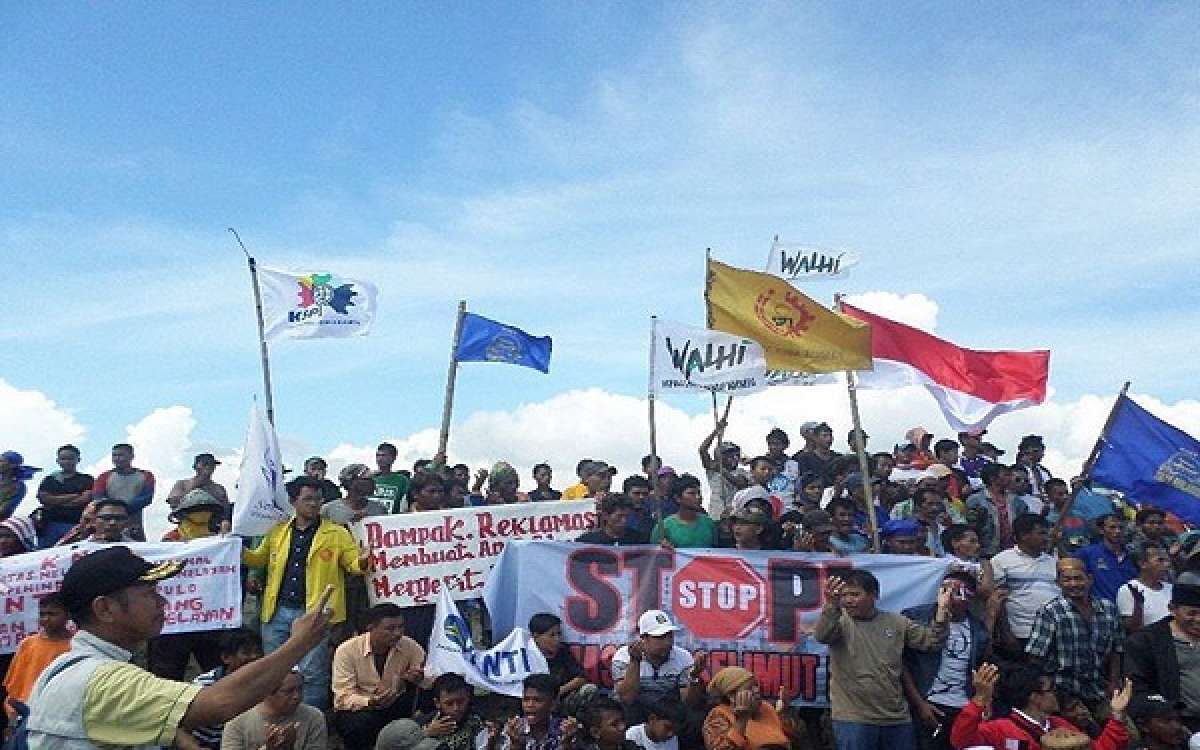 Foto Wanita Muslimah Di Pantai Foto Daia